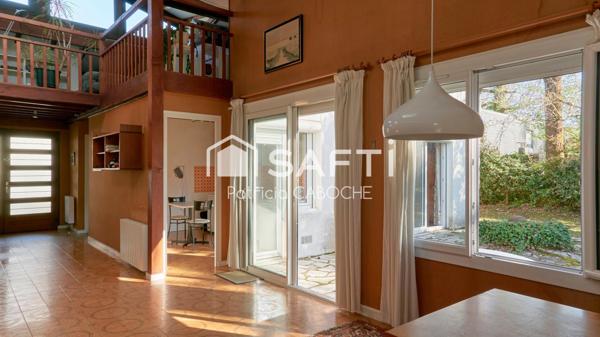 Maison  d'architecte de 180 m2 au calme sans vis-à-vis proche tram