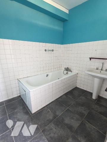 Maison avec beaux volumes à BOURGVALLEES (SOULLES Eglise)