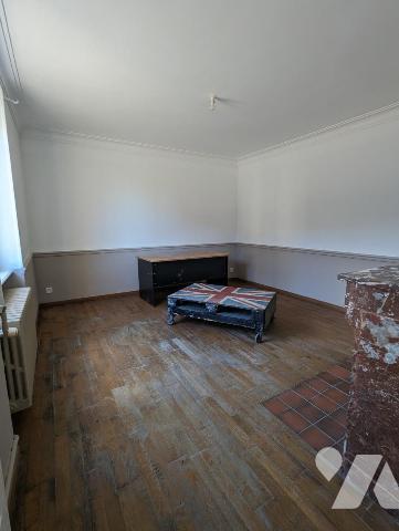 Maison avec beaux volumes à BOURGVALLEES (SOULLES Eglise)