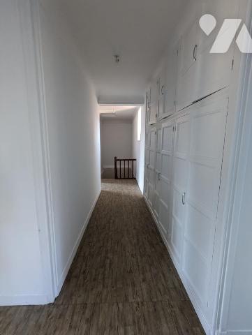 Maison avec beaux volumes à BOURGVALLEES (SOULLES Eglise)