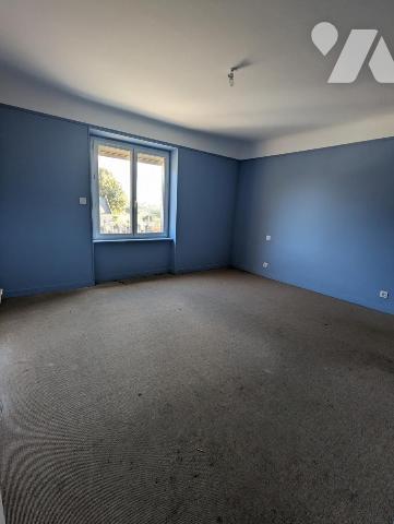 Maison avec beaux volumes à BOURGVALLEES (SOULLES Eglise)