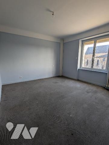 Maison avec beaux volumes à BOURGVALLEES (SOULLES Eglise)