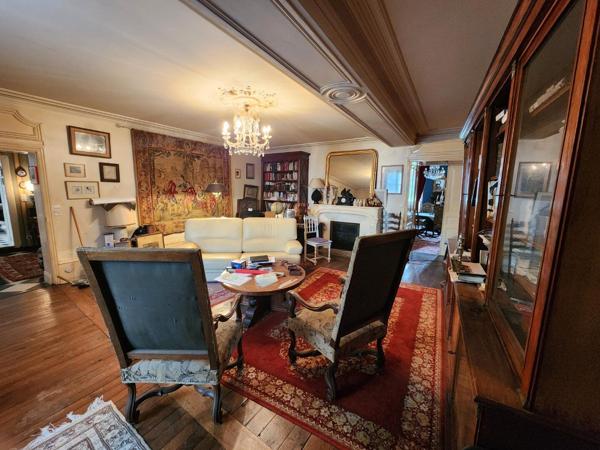 Couhe - Maison de caractère de neuf chambres, granges, piscine, jacuzzi, jardin privé avec opportunité commerciale Valence en poitou