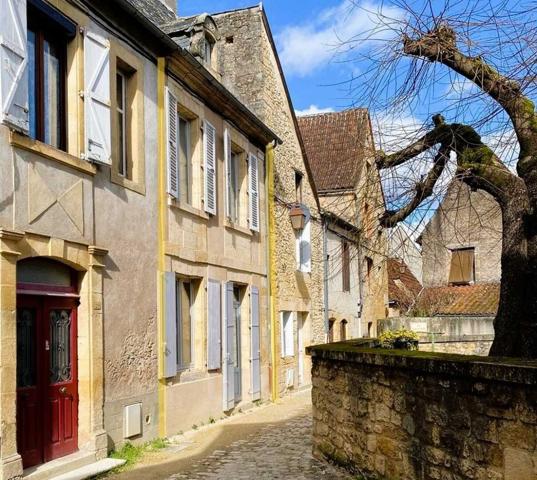 Maison ancienne - Montignac-lascaux Belle maison en pierre lumineuse dans le quartier historique de Montignac-Lascaux.