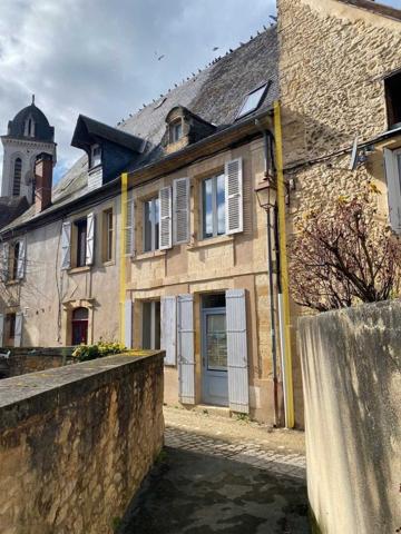 Maison ancienne - Montignac-lascaux Belle maison en pierre lumineuse dans le quartier historique de Montignac-Lascaux.