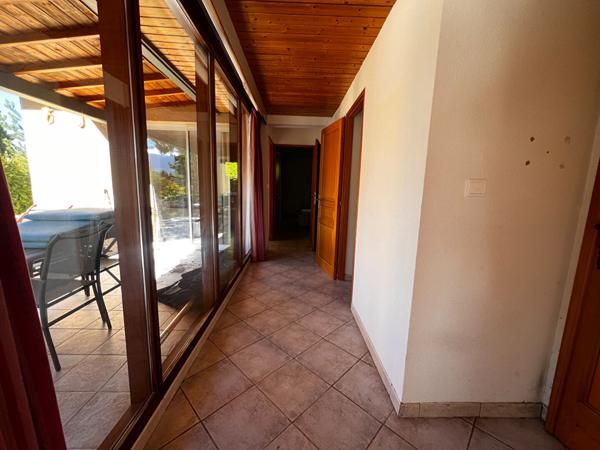 Très belle maison de plain-pied avec deux chambres et leurs salles d'eau privatives