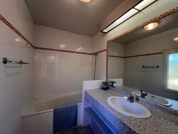 Très belle maison de plain-pied avec deux chambres et leurs salles d'eau privatives