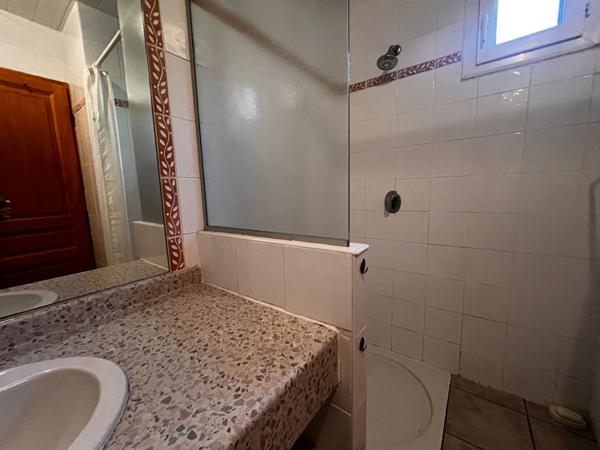 Très belle maison de plain-pied avec deux chambres et leurs salles d'eau privatives