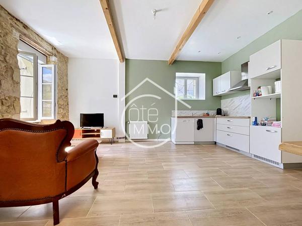 VAYRES: Charmante maison de ville en pierre entièrement rénovée