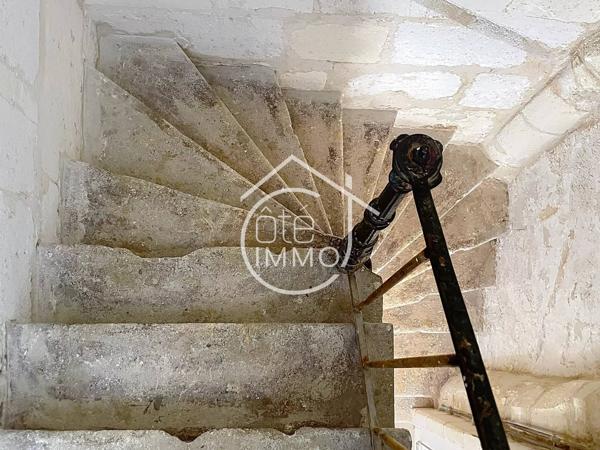 VAYRES: Charmante maison de ville en pierre entièrement rénovée