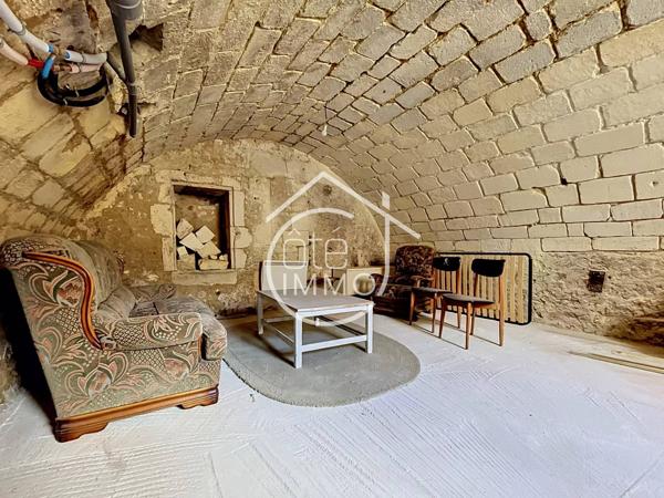 VAYRES: Charmante maison de ville en pierre entièrement rénovée