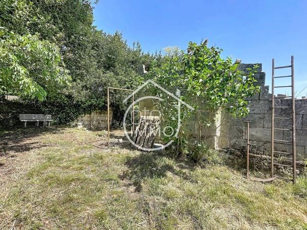 VAYRES: Charmante maison de ville en pierre entièrement rénovée