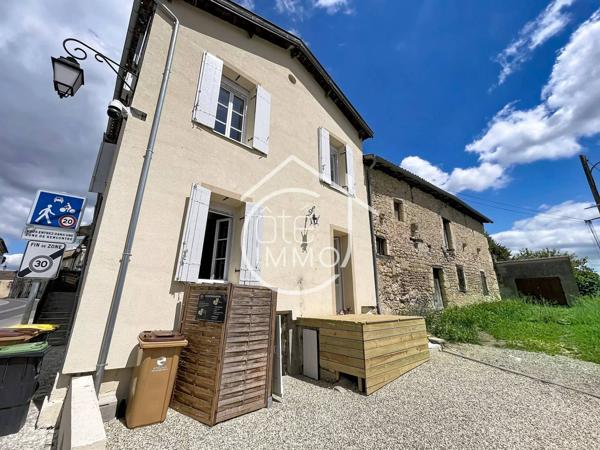 VAYRES: Charmante maison de ville en pierre entièrement rénovée