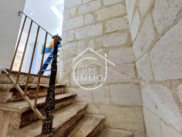 VAYRES: Charmante maison de ville en pierre entièrement rénovée