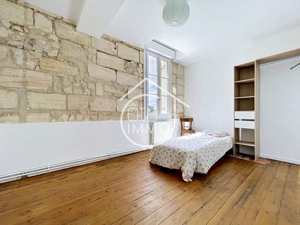 VAYRES: Charmante maison de ville en pierre entièrement rénovée