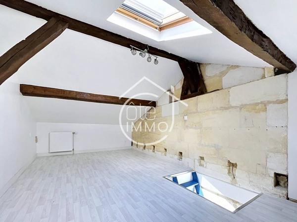 VAYRES: Charmante maison de ville en pierre entièrement rénovée
