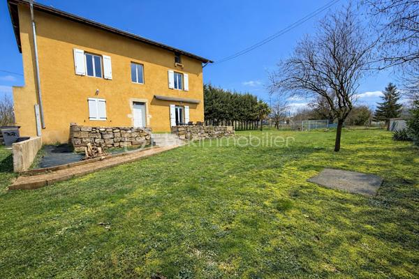 En exclusivité chez Samuel Allouche BSK Immobilier 

Maison individuelle de 168 m² habitables, entièrement rénovée en 2003, édifiée sur un terrain clos et arboré de 1 300 m², offrant de beaux volumes et un fort potentiel d’aménagement.

🔹 Description du bien

Rez-de-chaussée :

Grande cuisine familiale lumineuse

Buanderie

WC indépendant

1er étage :

Salon spacieux

Suite parentale avec dressing et salle de bain

WC

2e étage :

Trois chambres

Salle d’eau (travaux de finition à prévoir)

WC

Possibilité de cloisonner pour créer une chambre supplémentaire

🔹 Prestations et équipements

1 salle de bain

2 salles d’eau (dont une à terminer)

3 WC (un par niveau)

Volets roulants côté ouest

Volets battants côté est

Store banne électrique

Chauffage fioul De Dietrich

Circulateur neuf

DPE : D

🔹 Les + du bien

✔ Maison rénovée en 2003
✔ Beaux volumes et circulation fluide sur 3 niveaux
✔ Terrain entièrement clôturé
✔ Fort potentiel pour grande famille ou projet évolutif

📞 Pour plus d’informations ou organiser une visite, contactez-moi.