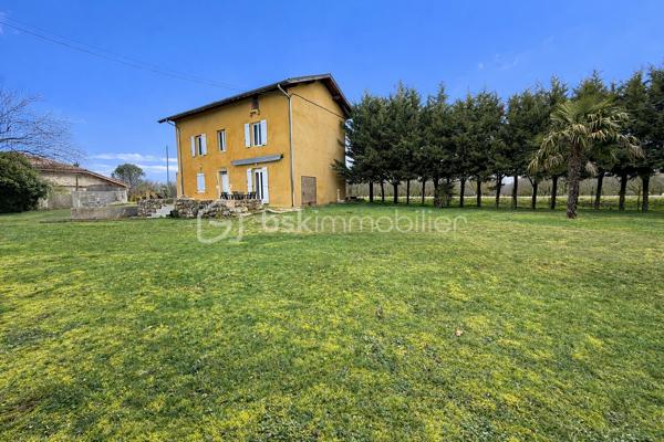 En exclusivité chez Samuel Allouche BSK Immobilier 

Maison individuelle de 168 m² habitables, entièrement rénovée en 2003, édifiée sur un terrain clos et arboré de 1 300 m², offrant de beaux volumes et un fort potentiel d’aménagement.

🔹 Description du bien

Rez-de-chaussée :

Grande cuisine familiale lumineuse

Buanderie

WC indépendant

1er étage :

Salon spacieux

Suite parentale avec dressing et salle de bain

WC

2e étage :

Trois chambres

Salle d’eau (travaux de finition à prévoir)

WC

Possibilité de cloisonner pour créer une chambre supplémentaire

🔹 Prestations et équipements

1 salle de bain

2 salles d’eau (dont une à terminer)

3 WC (un par niveau)

Volets roulants côté ouest

Volets battants côté est

Store banne électrique

Chauffage fioul De Dietrich

Circulateur neuf

DPE : D

🔹 Les + du bien

✔ Maison rénovée en 2003
✔ Beaux volumes et circulation fluide sur 3 niveaux
✔ Terrain entièrement clôturé
✔ Fort potentiel pour grande famille ou projet évolutif

📞 Pour plus d’informations ou organiser une visite, contactez-moi.