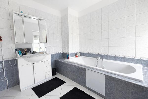 En exclusivité chez Samuel Allouche BSK Immobilier 

Maison individuelle de 168 m² habitables, entièrement rénovée en 2003, édifiée sur un terrain clos et arboré de 1 300 m², offrant de beaux volumes et un fort potentiel d’aménagement.

🔹 Description du bien

Rez-de-chaussée :

Grande cuisine familiale lumineuse

Buanderie

WC indépendant

1er étage :

Salon spacieux

Suite parentale avec dressing et salle de bain

WC

2e étage :

Trois chambres

Salle d’eau (travaux de finition à prévoir)

WC

Possibilité de cloisonner pour créer une chambre supplémentaire

🔹 Prestations et équipements

1 salle de bain

2 salles d’eau (dont une à terminer)

3 WC (un par niveau)

Volets roulants côté ouest

Volets battants côté est

Store banne électrique

Chauffage fioul De Dietrich

Circulateur neuf

DPE : D

🔹 Les + du bien

✔ Maison rénovée en 2003
✔ Beaux volumes et circulation fluide sur 3 niveaux
✔ Terrain entièrement clôturé
✔ Fort potentiel pour grande famille ou projet évolutif

📞 Pour plus d’informations ou organiser une visite, contactez-moi.