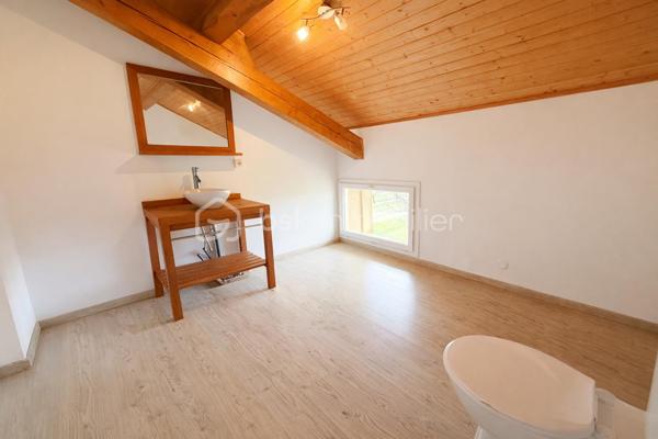 En exclusivité chez Samuel Allouche BSK Immobilier 

Maison individuelle de 168 m² habitables, entièrement rénovée en 2003, édifiée sur un terrain clos et arboré de 1 300 m², offrant de beaux volumes et un fort potentiel d’aménagement.

🔹 Description du bien

Rez-de-chaussée :

Grande cuisine familiale lumineuse

Buanderie

WC indépendant

1er étage :

Salon spacieux

Suite parentale avec dressing et salle de bain

WC

2e étage :

Trois chambres

Salle d’eau (travaux de finition à prévoir)

WC

Possibilité de cloisonner pour créer une chambre supplémentaire

🔹 Prestations et équipements

1 salle de bain

2 salles d’eau (dont une à terminer)

3 WC (un par niveau)

Volets roulants côté ouest

Volets battants côté est

Store banne électrique

Chauffage fioul De Dietrich

Circulateur neuf

DPE : D

🔹 Les + du bien

✔ Maison rénovée en 2003
✔ Beaux volumes et circulation fluide sur 3 niveaux
✔ Terrain entièrement clôturé
✔ Fort potentiel pour grande famille ou projet évolutif

📞 Pour plus d’informations ou organiser une visite, contactez-moi.