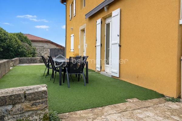 En exclusivité chez Samuel Allouche BSK Immobilier 

Maison individuelle de 168 m² habitables, entièrement rénovée en 2003, édifiée sur un terrain clos et arboré de 1 300 m², offrant de beaux volumes et un fort potentiel d’aménagement.

🔹 Description du bien

Rez-de-chaussée :

Grande cuisine familiale lumineuse

Buanderie

WC indépendant

1er étage :

Salon spacieux

Suite parentale avec dressing et salle de bain

WC

2e étage :

Trois chambres

Salle d’eau (travaux de finition à prévoir)

WC

Possibilité de cloisonner pour créer une chambre supplémentaire

🔹 Prestations et équipements

1 salle de bain

2 salles d’eau (dont une à terminer)

3 WC (un par niveau)

Volets roulants côté ouest

Volets battants côté est

Store banne électrique

Chauffage fioul De Dietrich

Circulateur neuf

DPE : D

🔹 Les + du bien

✔ Maison rénovée en 2003
✔ Beaux volumes et circulation fluide sur 3 niveaux
✔ Terrain entièrement clôturé
✔ Fort potentiel pour grande famille ou projet évolutif

📞 Pour plus d’informations ou organiser une visite, contactez-moi.