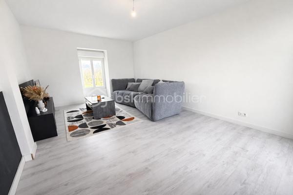 En exclusivité chez Samuel Allouche BSK Immobilier 

Maison individuelle de 168 m² habitables, entièrement rénovée en 2003, édifiée sur un terrain clos et arboré de 1 300 m², offrant de beaux volumes et un fort potentiel d’aménagement.

🔹 Description du bien

Rez-de-chaussée :

Grande cuisine familiale lumineuse

Buanderie

WC indépendant

1er étage :

Salon spacieux

Suite parentale avec dressing et salle de bain

WC

2e étage :

Trois chambres

Salle d’eau (travaux de finition à prévoir)

WC

Possibilité de cloisonner pour créer une chambre supplémentaire

🔹 Prestations et équipements

1 salle de bain

2 salles d’eau (dont une à terminer)

3 WC (un par niveau)

Volets roulants côté ouest

Volets battants côté est

Store banne électrique

Chauffage fioul De Dietrich

Circulateur neuf

DPE : D

🔹 Les + du bien

✔ Maison rénovée en 2003
✔ Beaux volumes et circulation fluide sur 3 niveaux
✔ Terrain entièrement clôturé
✔ Fort potentiel pour grande famille ou projet évolutif

📞 Pour plus d’informations ou organiser une visite, contactez-moi.