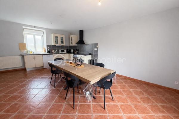 En exclusivité chez Samuel Allouche BSK Immobilier 

Maison individuelle de 168 m² habitables, entièrement rénovée en 2003, édifiée sur un terrain clos et arboré de 1 300 m², offrant de beaux volumes et un fort potentiel d’aménagement.

🔹 Description du bien

Rez-de-chaussée :

Grande cuisine familiale lumineuse

Buanderie

WC indépendant

1er étage :

Salon spacieux

Suite parentale avec dressing et salle de bain

WC

2e étage :

Trois chambres

Salle d’eau (travaux de finition à prévoir)

WC

Possibilité de cloisonner pour créer une chambre supplémentaire

🔹 Prestations et équipements

1 salle de bain

2 salles d’eau (dont une à terminer)

3 WC (un par niveau)

Volets roulants côté ouest

Volets battants côté est

Store banne électrique

Chauffage fioul De Dietrich

Circulateur neuf

DPE : D

🔹 Les + du bien

✔ Maison rénovée en 2003
✔ Beaux volumes et circulation fluide sur 3 niveaux
✔ Terrain entièrement clôturé
✔ Fort potentiel pour grande famille ou projet évolutif

📞 Pour plus d’informations ou organiser une visite, contactez-moi.