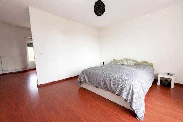 En exclusivité chez Samuel Allouche BSK Immobilier 

Maison individuelle de 168 m² habitables, entièrement rénovée en 2003, édifiée sur un terrain clos et arboré de 1 300 m², offrant de beaux volumes et un fort potentiel d’aménagement.

🔹 Description du bien

Rez-de-chaussée :

Grande cuisine familiale lumineuse

Buanderie

WC indépendant

1er étage :

Salon spacieux

Suite parentale avec dressing et salle de bain

WC

2e étage :

Trois chambres

Salle d’eau (travaux de finition à prévoir)

WC

Possibilité de cloisonner pour créer une chambre supplémentaire

🔹 Prestations et équipements

1 salle de bain

2 salles d’eau (dont une à terminer)

3 WC (un par niveau)

Volets roulants côté ouest

Volets battants côté est

Store banne électrique

Chauffage fioul De Dietrich

Circulateur neuf

DPE : D

🔹 Les + du bien

✔ Maison rénovée en 2003
✔ Beaux volumes et circulation fluide sur 3 niveaux
✔ Terrain entièrement clôturé
✔ Fort potentiel pour grande famille ou projet évolutif

📞 Pour plus d’informations ou organiser une visite, contactez-moi.