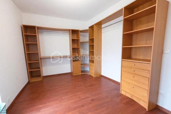 En exclusivité chez Samuel Allouche BSK Immobilier 

Maison individuelle de 168 m² habitables, entièrement rénovée en 2003, édifiée sur un terrain clos et arboré de 1 300 m², offrant de beaux volumes et un fort potentiel d’aménagement.

🔹 Description du bien

Rez-de-chaussée :

Grande cuisine familiale lumineuse

Buanderie

WC indépendant

1er étage :

Salon spacieux

Suite parentale avec dressing et salle de bain

WC

2e étage :

Trois chambres

Salle d’eau (travaux de finition à prévoir)

WC

Possibilité de cloisonner pour créer une chambre supplémentaire

🔹 Prestations et équipements

1 salle de bain

2 salles d’eau (dont une à terminer)

3 WC (un par niveau)

Volets roulants côté ouest

Volets battants côté est

Store banne électrique

Chauffage fioul De Dietrich

Circulateur neuf

DPE : D

🔹 Les + du bien

✔ Maison rénovée en 2003
✔ Beaux volumes et circulation fluide sur 3 niveaux
✔ Terrain entièrement clôturé
✔ Fort potentiel pour grande famille ou projet évolutif

📞 Pour plus d’informations ou organiser une visite, contactez-moi.