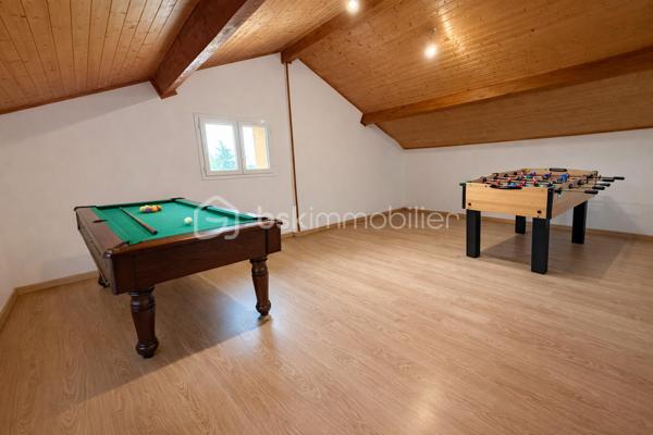 En exclusivité chez Samuel Allouche BSK Immobilier 

Maison individuelle de 168 m² habitables, entièrement rénovée en 2003, édifiée sur un terrain clos et arboré de 1 300 m², offrant de beaux volumes et un fort potentiel d’aménagement.

🔹 Description du bien

Rez-de-chaussée :

Grande cuisine familiale lumineuse

Buanderie

WC indépendant

1er étage :

Salon spacieux

Suite parentale avec dressing et salle de bain

WC

2e étage :

Trois chambres

Salle d’eau (travaux de finition à prévoir)

WC

Possibilité de cloisonner pour créer une chambre supplémentaire

🔹 Prestations et équipements

1 salle de bain

2 salles d’eau (dont une à terminer)

3 WC (un par niveau)

Volets roulants côté ouest

Volets battants côté est

Store banne électrique

Chauffage fioul De Dietrich

Circulateur neuf

DPE : D

🔹 Les + du bien

✔ Maison rénovée en 2003
✔ Beaux volumes et circulation fluide sur 3 niveaux
✔ Terrain entièrement clôturé
✔ Fort potentiel pour grande famille ou projet évolutif

📞 Pour plus d’informations ou organiser une visite, contactez-moi.