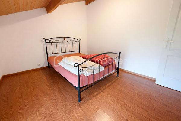 En exclusivité chez Samuel Allouche BSK Immobilier 

Maison individuelle de 168 m² habitables, entièrement rénovée en 2003, édifiée sur un terrain clos et arboré de 1 300 m², offrant de beaux volumes et un fort potentiel d’aménagement.

🔹 Description du bien

Rez-de-chaussée :

Grande cuisine familiale lumineuse

Buanderie

WC indépendant

1er étage :

Salon spacieux

Suite parentale avec dressing et salle de bain

WC

2e étage :

Trois chambres

Salle d’eau (travaux de finition à prévoir)

WC

Possibilité de cloisonner pour créer une chambre supplémentaire

🔹 Prestations et équipements

1 salle de bain

2 salles d’eau (dont une à terminer)

3 WC (un par niveau)

Volets roulants côté ouest

Volets battants côté est

Store banne électrique

Chauffage fioul De Dietrich

Circulateur neuf

DPE : D

🔹 Les + du bien

✔ Maison rénovée en 2003
✔ Beaux volumes et circulation fluide sur 3 niveaux
✔ Terrain entièrement clôturé
✔ Fort potentiel pour grande famille ou projet évolutif

📞 Pour plus d’informations ou organiser une visite, contactez-moi.