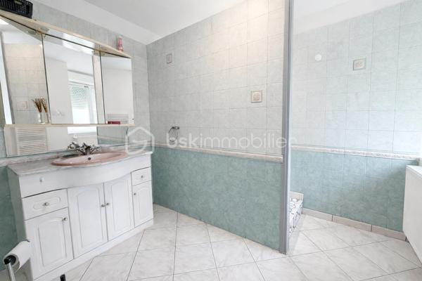 En exclusivité chez Samuel Allouche BSK Immobilier 

Maison individuelle de 168 m² habitables, entièrement rénovée en 2003, édifiée sur un terrain clos et arboré de 1 300 m², offrant de beaux volumes et un fort potentiel d’aménagement.

🔹 Description du bien

Rez-de-chaussée :

Grande cuisine familiale lumineuse

Buanderie

WC indépendant

1er étage :

Salon spacieux

Suite parentale avec dressing et salle de bain

WC

2e étage :

Trois chambres

Salle d’eau (travaux de finition à prévoir)

WC

Possibilité de cloisonner pour créer une chambre supplémentaire

🔹 Prestations et équipements

1 salle de bain

2 salles d’eau (dont une à terminer)

3 WC (un par niveau)

Volets roulants côté ouest

Volets battants côté est

Store banne électrique

Chauffage fioul De Dietrich

Circulateur neuf

DPE : D

🔹 Les + du bien

✔ Maison rénovée en 2003
✔ Beaux volumes et circulation fluide sur 3 niveaux
✔ Terrain entièrement clôturé
✔ Fort potentiel pour grande famille ou projet évolutif

📞 Pour plus d’informations ou organiser une visite, contactez-moi.