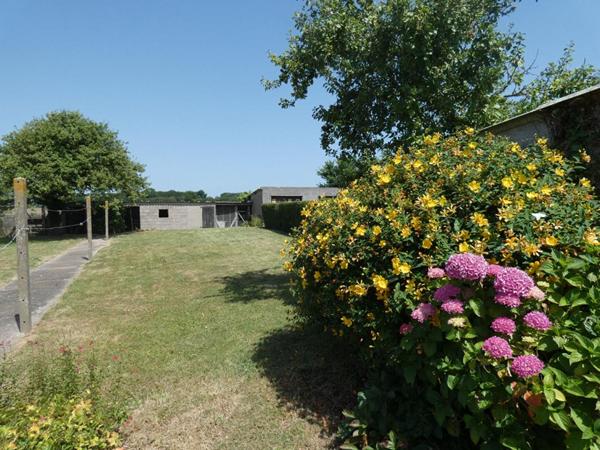 Maison de 119m2 avec 5 chambres, sur un magnifique terrain de1 794m2 : 3 garages, hangar, possibilité gîte !