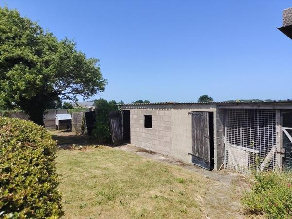 Maison de 119m2 avec 5 chambres, sur un magnifique terrain de1 794m2 : 3 garages, hangar, possibilité gîte !