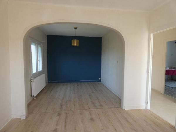 Maison de 119m2 avec 5 chambres, sur un magnifique terrain de1 794m2 : 3 garages, hangar, possibilité gîte !