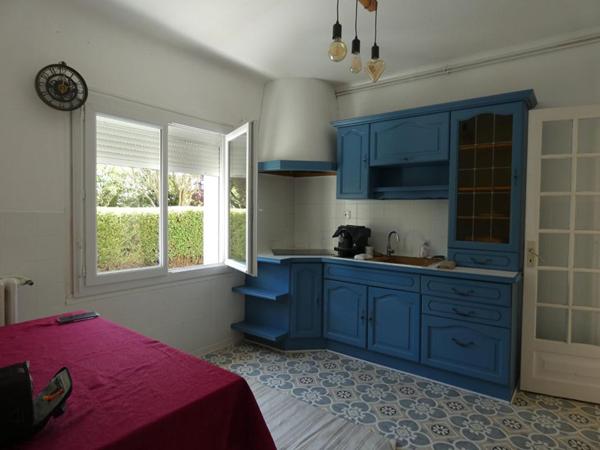 Maison de 119m2 avec 5 chambres, sur un magnifique terrain de1 794m2 : 3 garages, hangar, possibilité gîte !