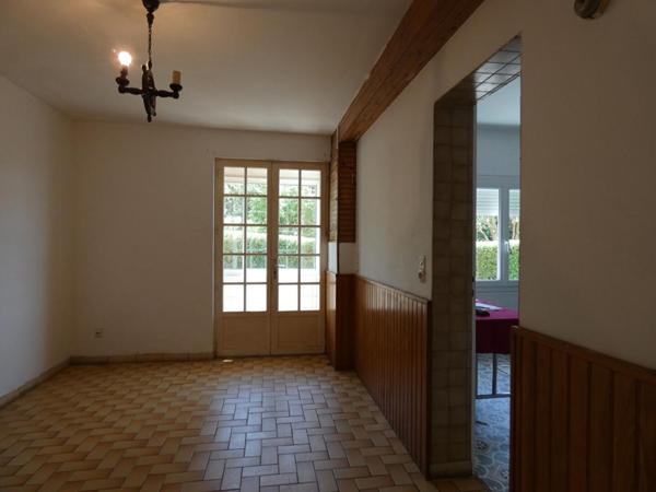 Maison de 119m2 avec 5 chambres, sur un magnifique terrain de1 794m2 : 3 garages, hangar, possibilité gîte !