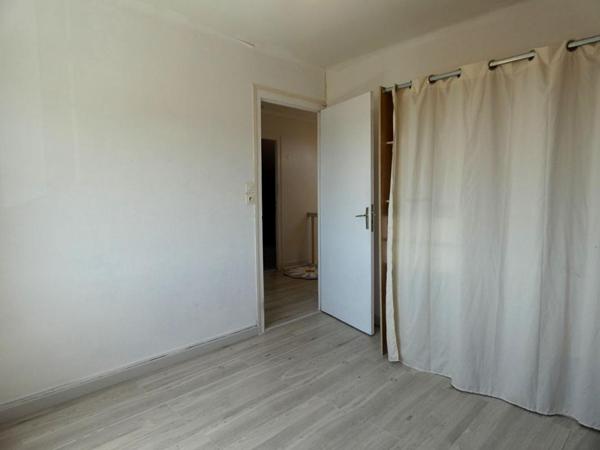 Maison de 119m2 avec 5 chambres, sur un magnifique terrain de1 794m2 : 3 garages, hangar, possibilité gîte !