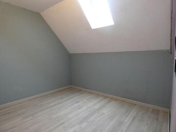 Maison de 119m2 avec 5 chambres, sur un magnifique terrain de1 794m2 : 3 garages, hangar, possibilité gîte !