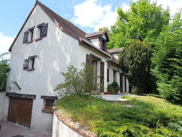 Maison familiale de 8 pièces avec sous sol total ET piscine  chauffée
