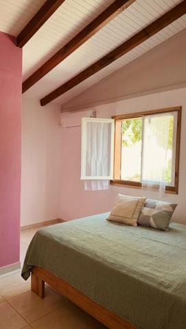 A LOUER JOLI T3  meublé dans haut de villa situé vers Maudette Sainte Anne