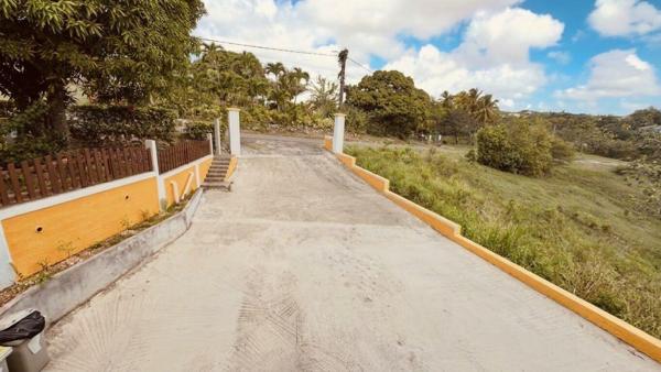 A LOUER JOLI T3  meublé dans haut de villa situé vers Maudette Sainte Anne