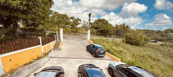 A LOUER JOLI T3 entièrement meublé dans haut de villa situé vers Maudette Sainte Anne