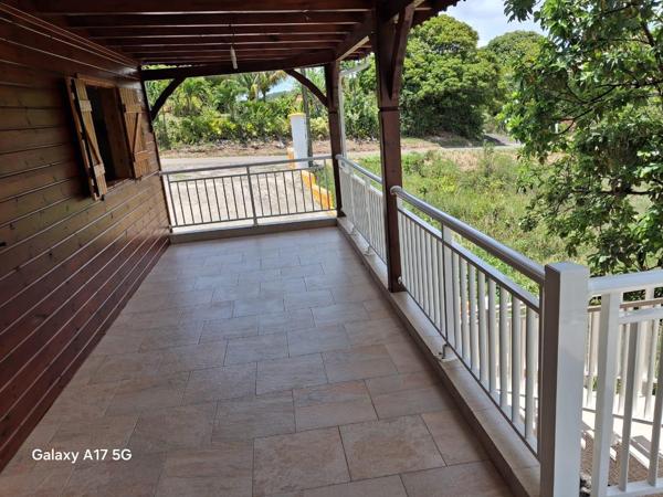 A LOUER JOLI T3 entièrement meublé dans haut de villa situé vers Maudette Sainte Anne