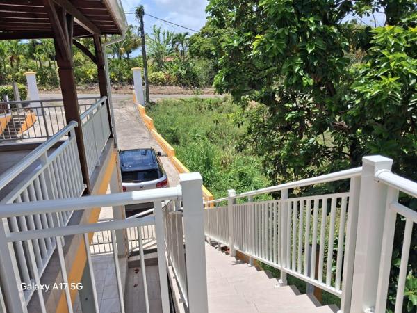 A LOUER JOLI T3 entièrement meublé dans haut de villa situé vers Maudette Sainte Anne