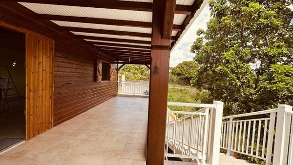 A LOUER JOLI T3 entièrement meublé dans haut de villa situé vers Maudette Sainte Anne