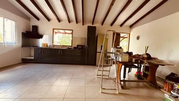 A LOUER JOLI T3 entièrement meublé dans haut de villa situé vers Maudette Sainte Anne