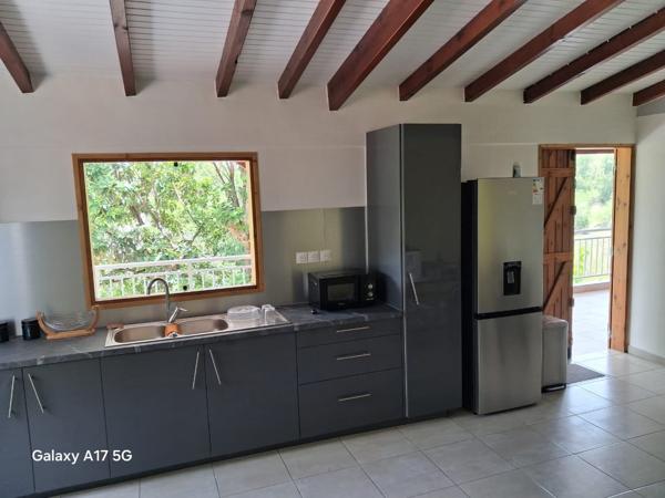 A LOUER JOLI T3 entièrement meublé dans haut de villa situé vers Maudette Sainte Anne