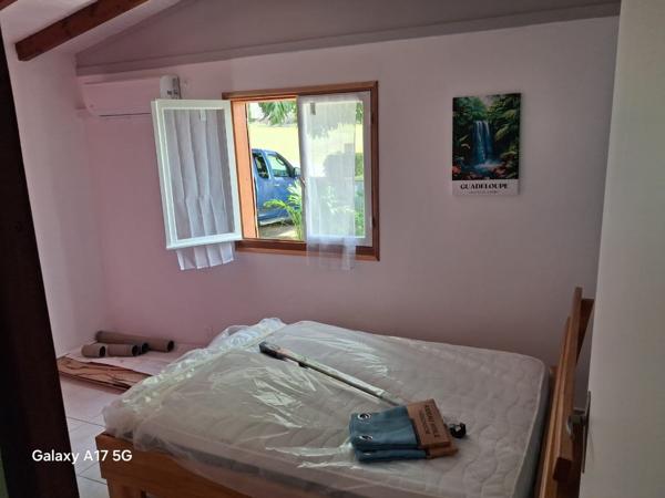 A LOUER JOLI T3 entièrement meublé dans haut de villa situé vers Maudette Sainte Anne