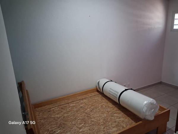A LOUER JOLI T3 entièrement meublé dans haut de villa situé vers Maudette Sainte Anne